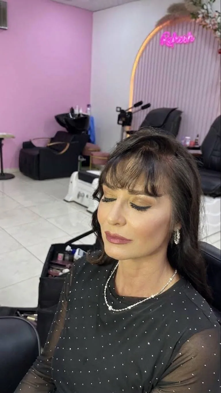 Glam makeup profile